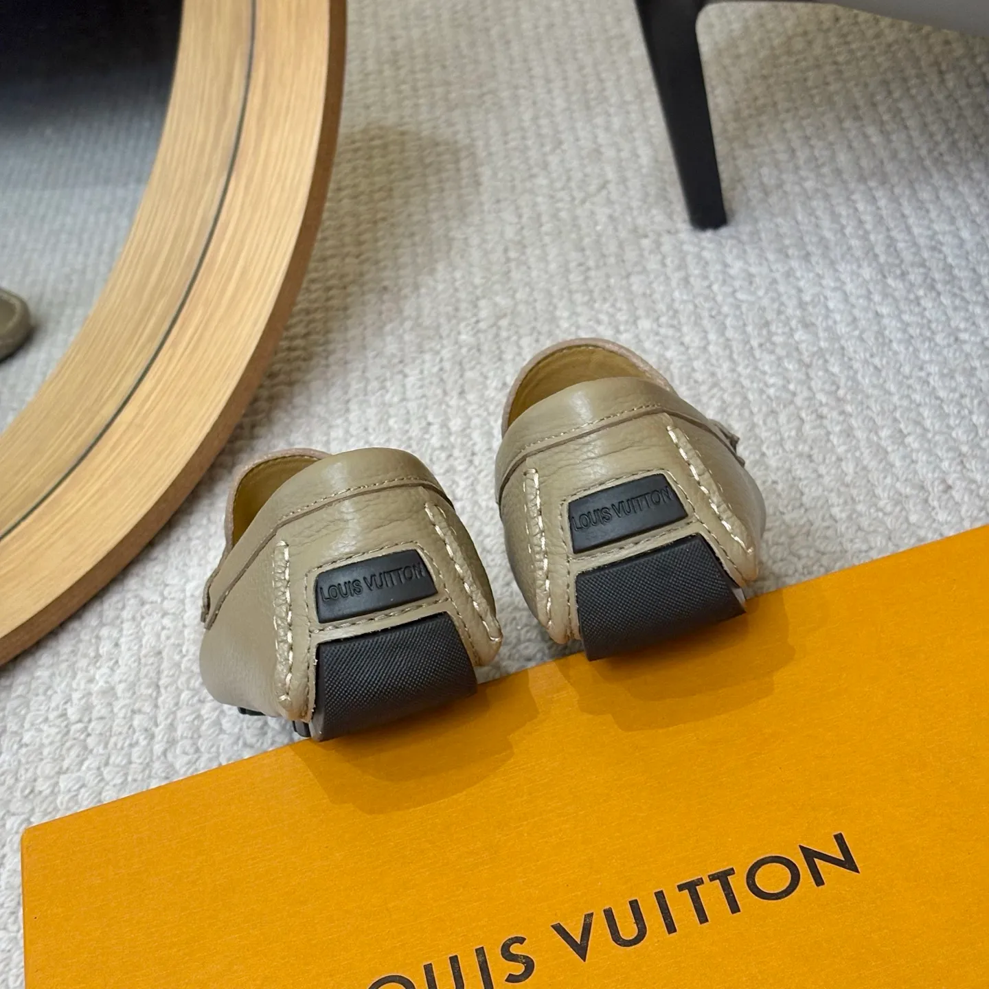Men's men's shoes 💰420 (Yangli) LV 2⃣️0⃣️2⃣️5️⃣Spring and summer counter GLORIA series models ✈️Original factory special leather production, original last type. A classic driving slip-on casual shoe that shows an elegant style with exquisite craftsmanship details such as Monogram embossing all over the upper🌀Italian imported calfskin fabric Sheepskin foot pads➕Inside～Private mold replica sole Unique style Comfortable driving slip-on Size: 4-12 (38-46) Comes with [Counter packaging: original box, wrapping paper, card, instruction manual, shoehorn, cloth bag] No pressure to enter and leave the counter!